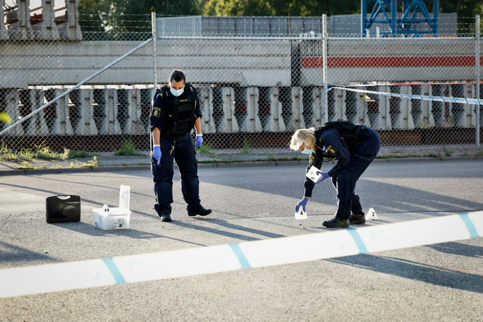 Kriminaltekniker var på plats på tisdagen efter att en man sköts på Hässlö i Västerås.