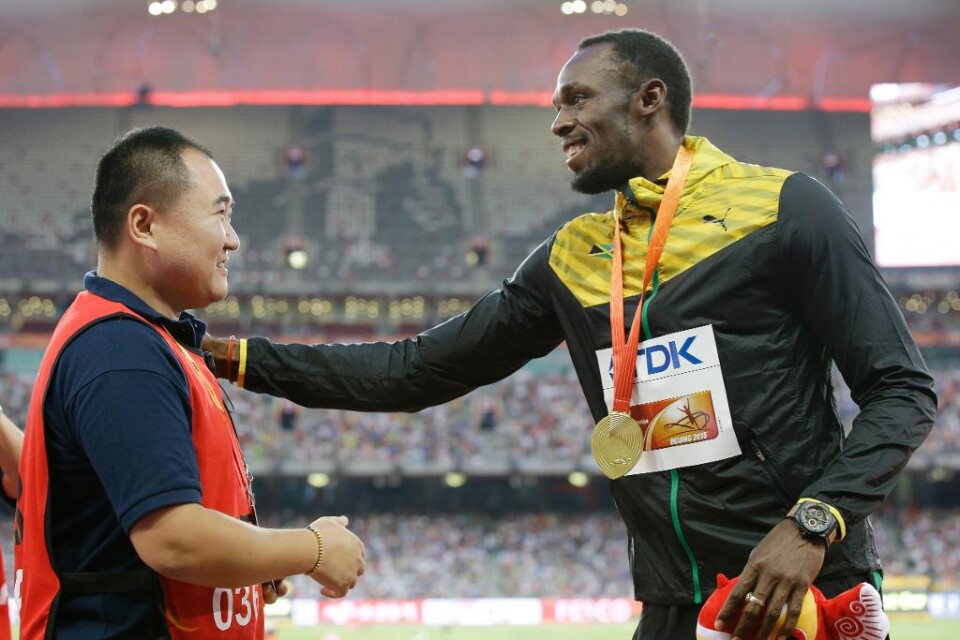 Usain Bolt och \"segwayfotografen\" har träffats igen - men under betydligt mer ordnade former. Segwayfotografen, som rammade Bolt på innerplanen efter VM-guldet på 200 meter, heter egentligen Song Tao. Efter att Bolt tagit emot sin medalj på fredagen kn