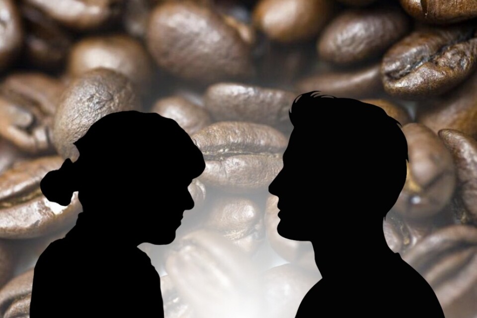 En okänd gärningsman har hotat en kvinnlig politiker med kaffepulver.