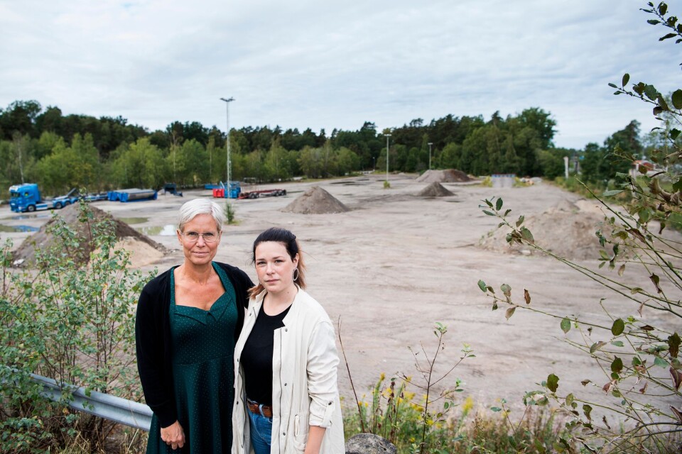 Socialdemokraternas Malin Lauber och Julia Berg presenterade på fredagen sitt förslag att bygga prispressade lägenheter bakom I11.
