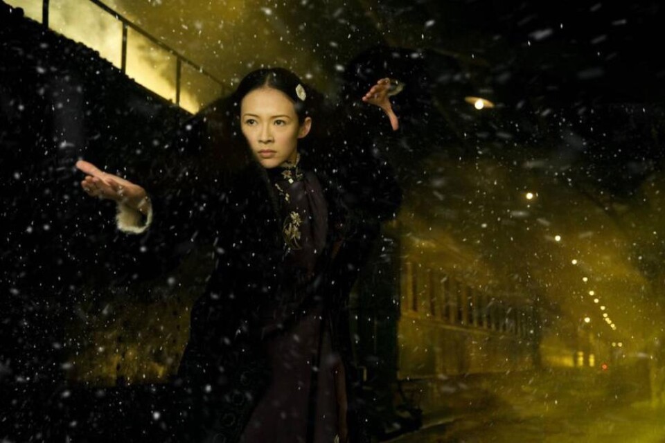 Ziyi Zhang spelar Gong Er, som får ta på sig den för kvinnor otraditionella rollen att kämpa för sin familjs heder i The grandmaster.