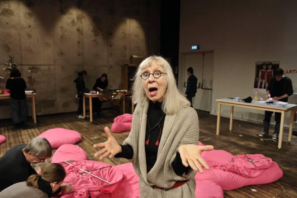 Suzanne Osten under arbetet våren 2011 med Unga Klaras pjäs ”Uppfostrarna/De ouppfostringsbara”.