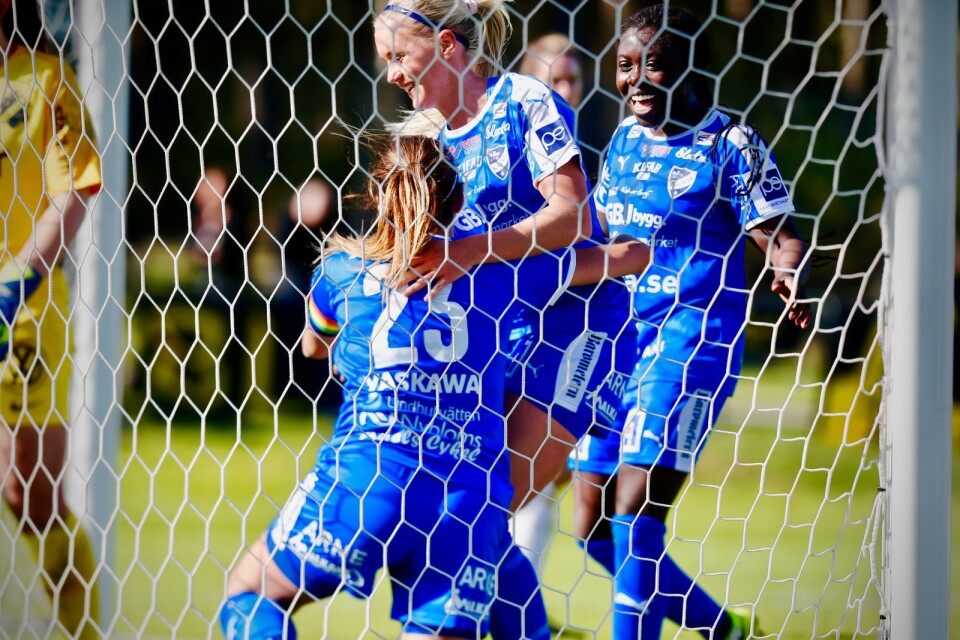 Nätrassel gånger fyra och IFK Kalmar vet hur det känns att vinna i Elitettan 2019. Här gratuleras Mathilda Johansson Prakt av Elsa Karlsson och Christabel Oduro efter 2–1-målet mot AIK förra helgen. Lördagen den 18 maj direktsänder vi matchen mot serieledaren Umeå IK.