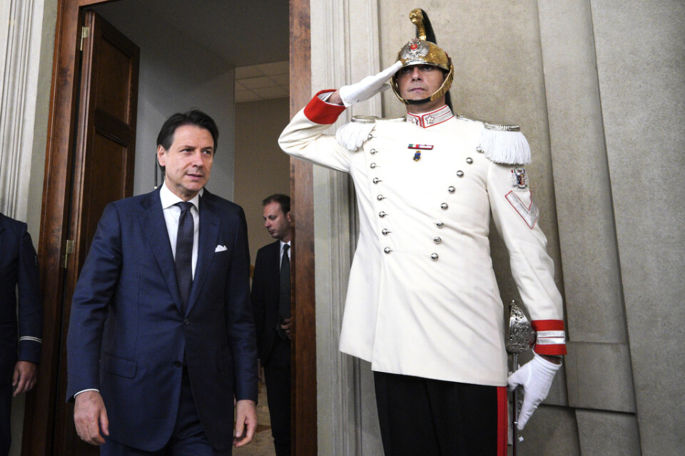 Nygamla premiärministern Giuseppe Conte efter att ha träffat president Sergio Mattarella och fått mandat att bilda regering.