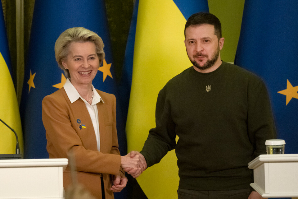 EU-kommissionens ordförande Ursula von der Leyen med Ukrainas president Volodymyr Zelenskyj vid ett möte i Kiev i början av februari. Arkivfoto.