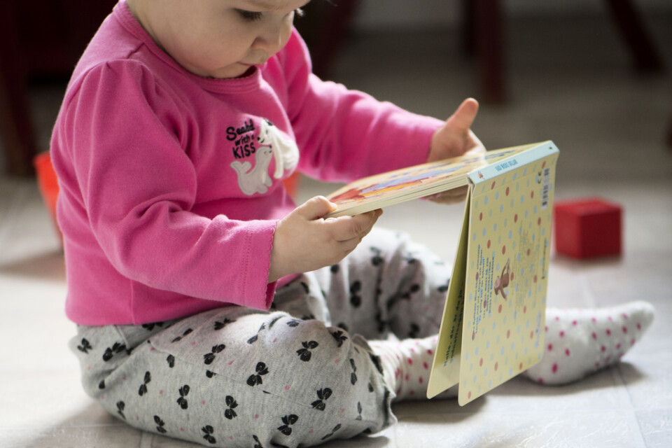 Föräldrar till små barn i Sunne ska kunna låna barnböcker på jobbet. Arkivbild.