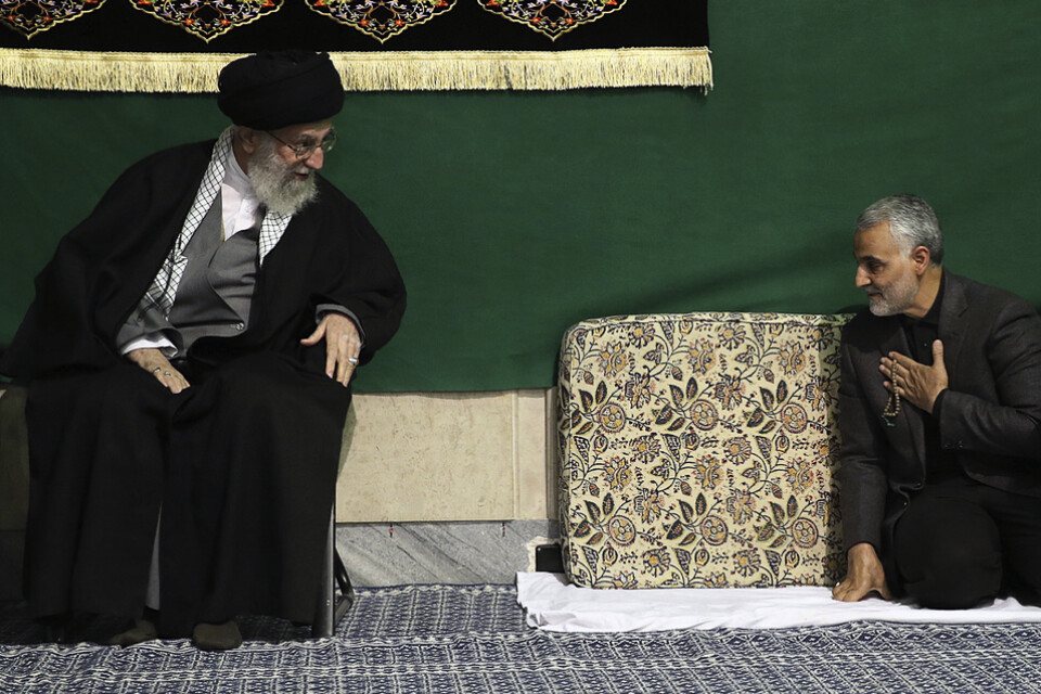 Irans högste ledare ayatolla Ali Khamenei under ett möte med Qassem Soleimani 2015. Bilden har distribuerats av Ali Khameneis kansli.