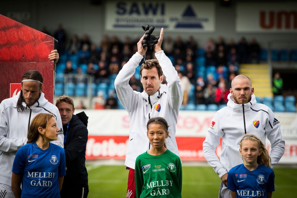 Andreas Isaksson fick stora applåder från publiken när han presenterades inför matchen.