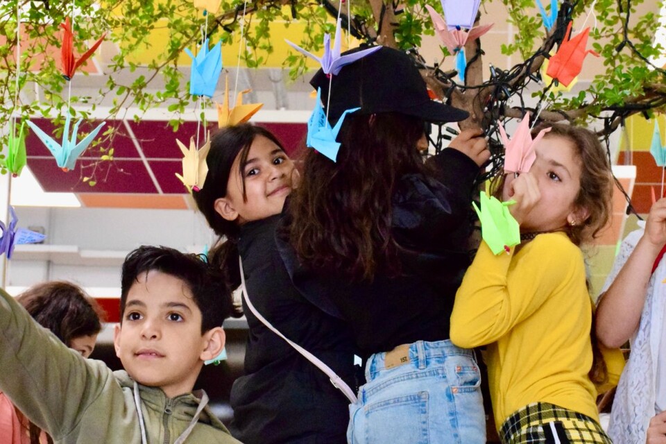 Några av barnen som vikt tranor med önskningar. Cirka hundra tranor hänger i ett av träden inne på Gamlegårdens köpcenter.