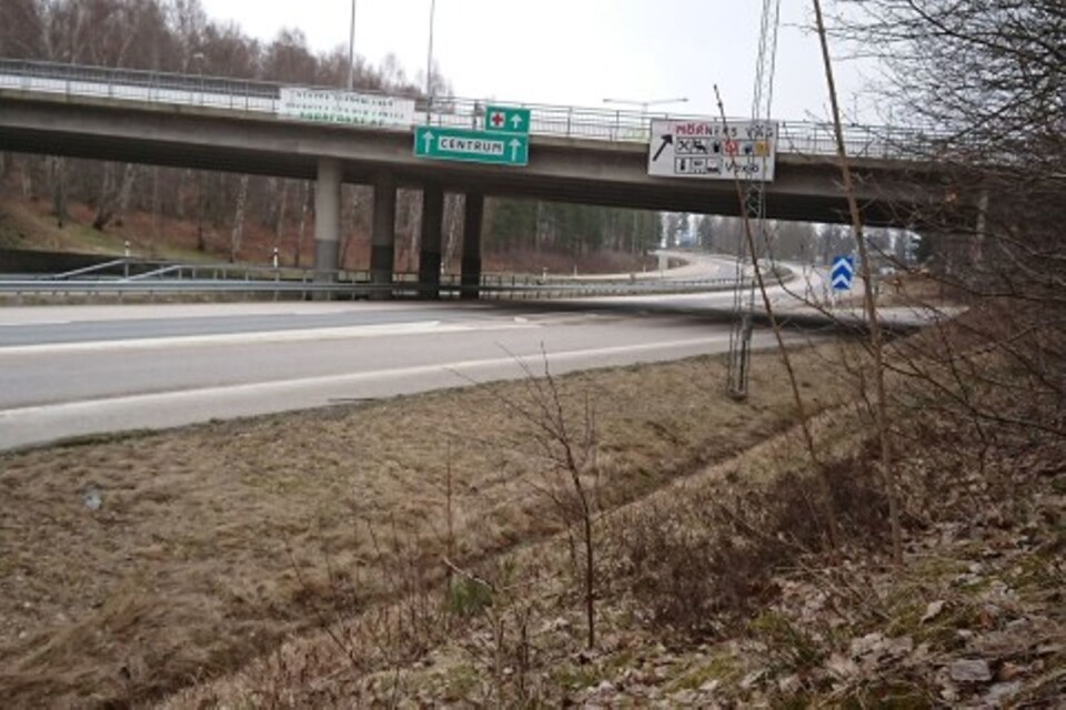 En liknande banderoll har under natten satts upp vid trafikplats Öjaby.
