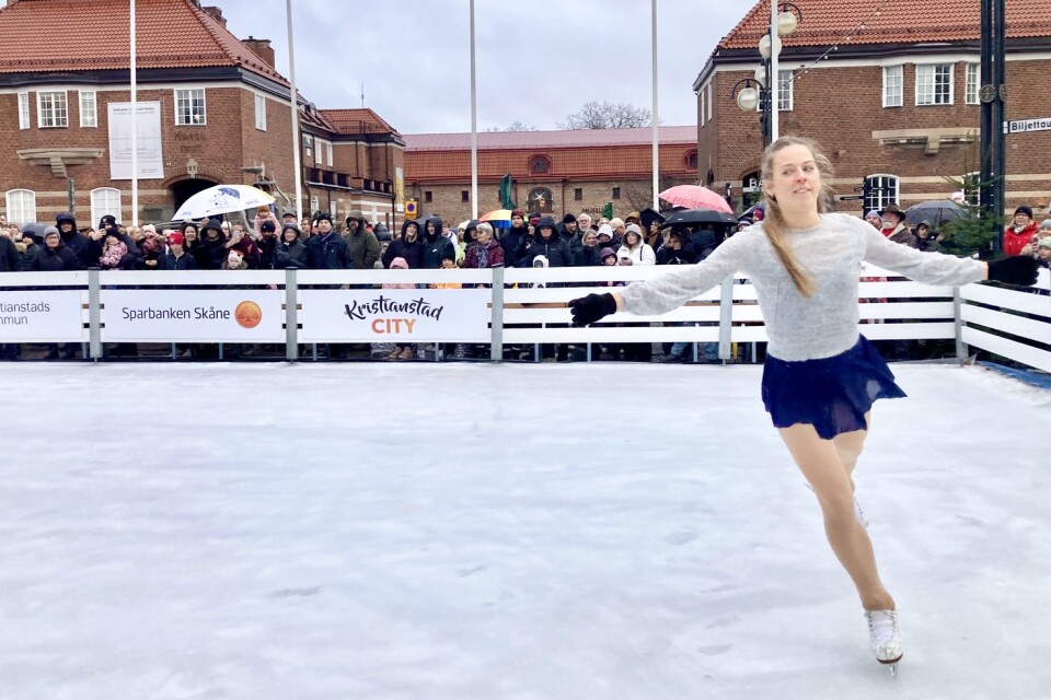 The skating rink at Stora Torg has been opened. Malin Eklund gave a mini-show while Ella Tiritiello sang.