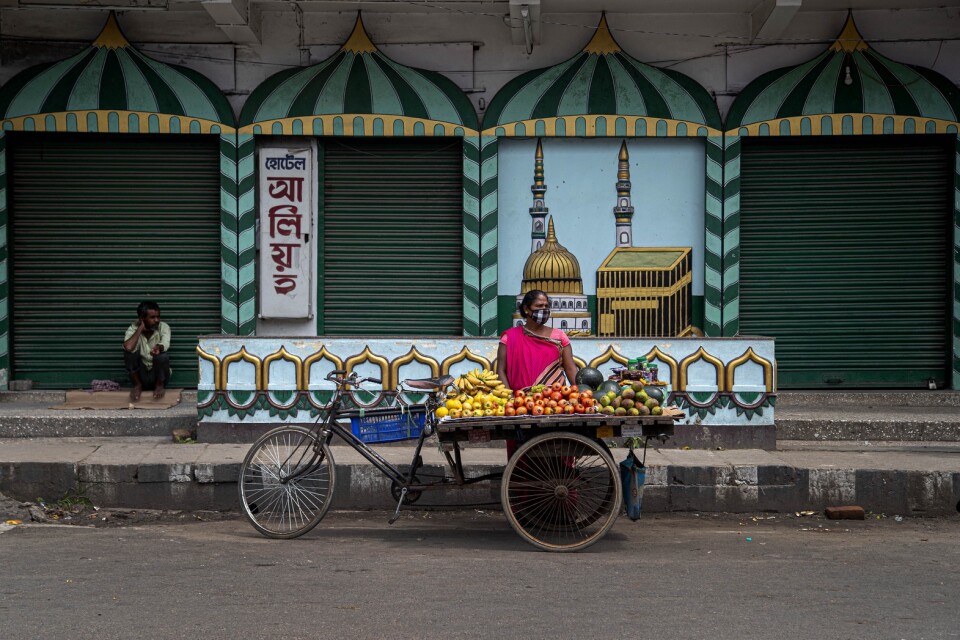 En fruktförsäljare i Gauhati. Bild från i april.
