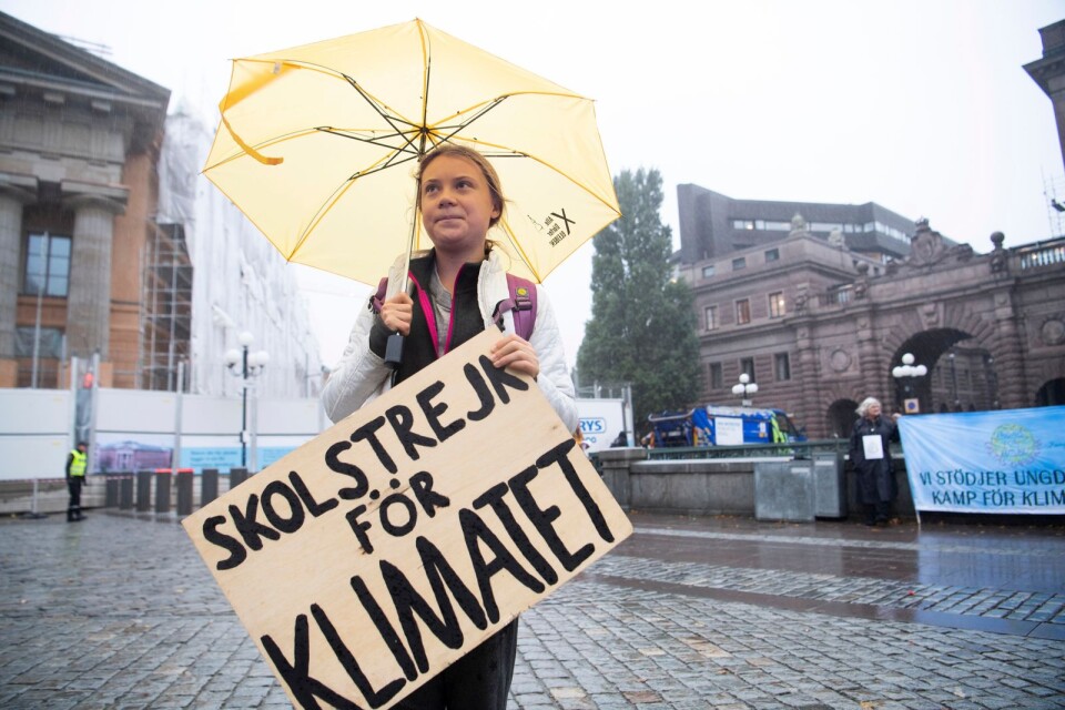 Klimataktivisten Greta Thunberg fredagsdemonstrerar på Mynttorget utanför riksdagen.
