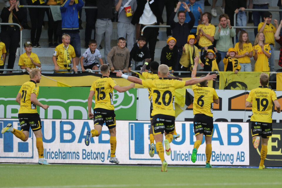 Elfsborgs spelare jublar efter André Rømers avgörande 3–2-mål.