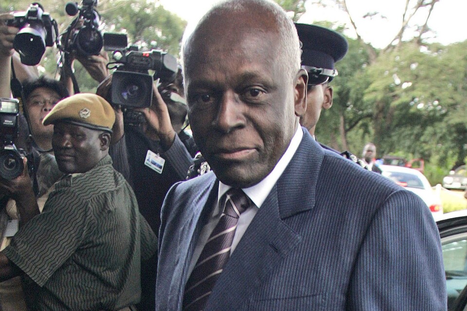 Angolas expresident José Eduardo dos Santos under ett besök i Zambia 2008. Hans son José Filomeno dos Santos har nu dömts till fem års fängelse för bedrägeri. Arkivbild.