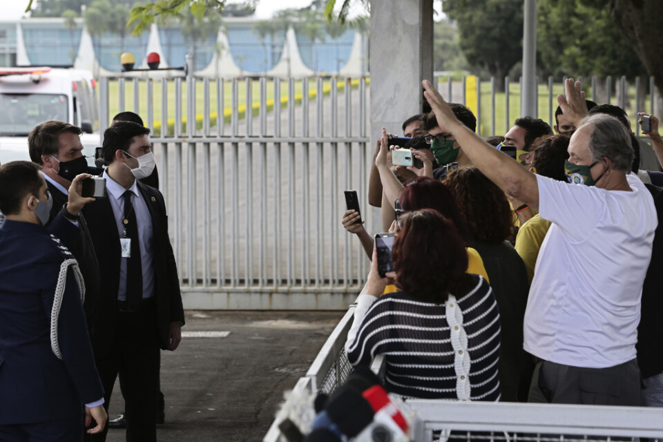 Brasiliens president Jair Bolsonaro möter anhängare utanför presidentpalatset Alvorada.