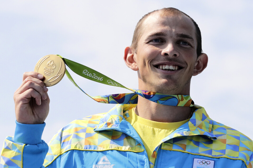 Den pensionerade kanotisten Juri Tjeban, Ukrainas mest framgångsrika manliga olympier, auktionerar ut två OS-guldmedaljer och ett brons för att stödja sitt land. Arkivbild.