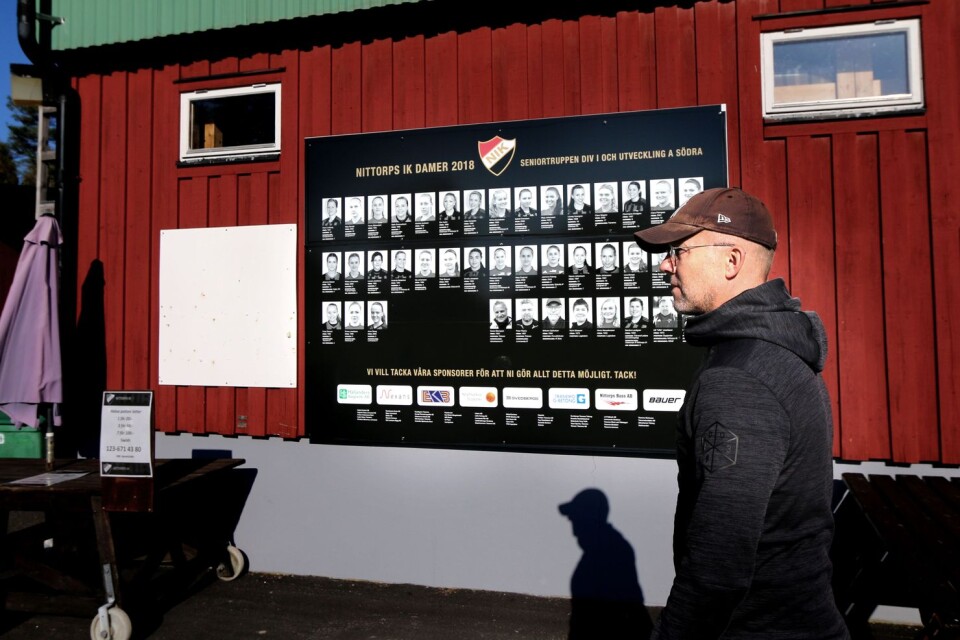 Niklas Nilsson framför skylten med NIK:s damer. Han lyfter nivån på klubbens spelare och menar att de genom tiderna alltid spelat i de högsta divisionerna inom svensk damfotboll.