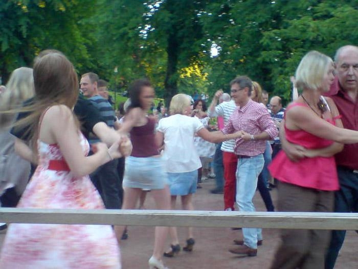 Många buggade till Wahlstöms musik i Stadsparken.