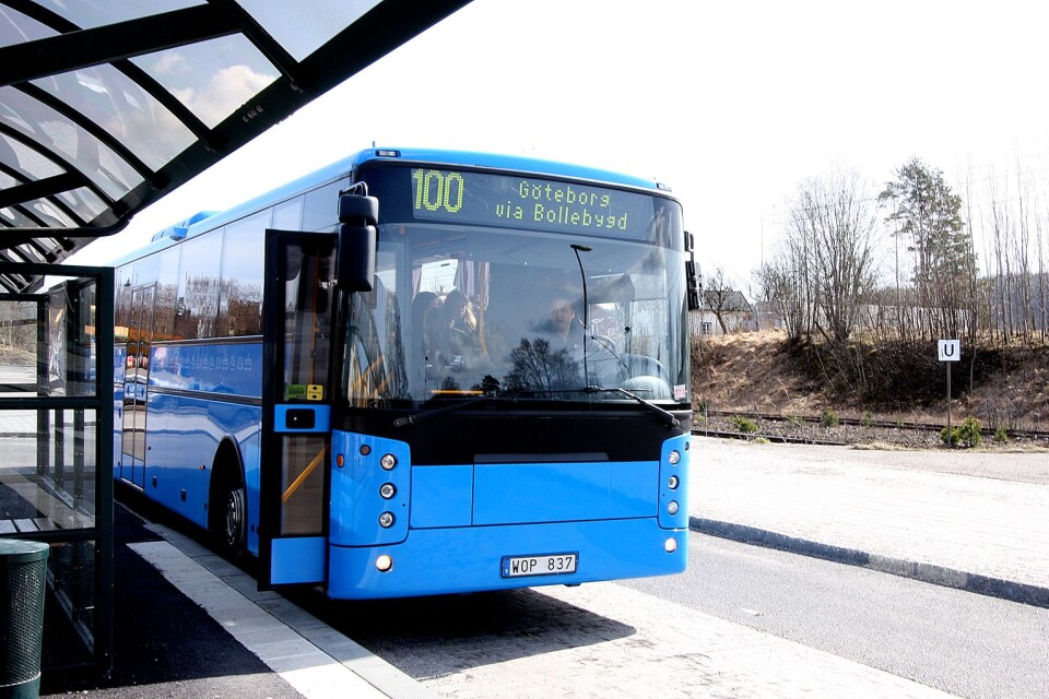 Innan linje 100 Borås–Göteborg började köras med dubbeldäckare stannade den på vissa turer i Bollebygd. En motorvägshållplats är en möjlig väg att få fler bussar på linje 100 att stanna, åtminstone i lågtrafik.