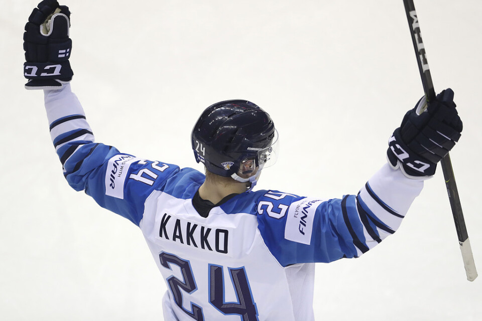 Finlands jättetalang Kaapo Kakko firar ett av sina tre mål mot Slovakien.