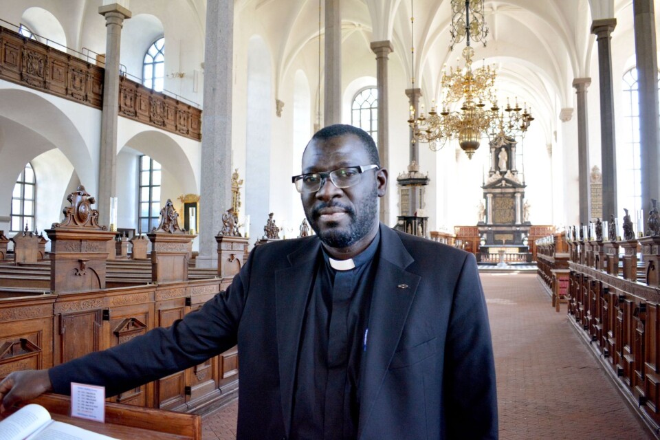 Francois Anougba، قس في كنيسة الثالوث المقدس في كرستيانستاد.