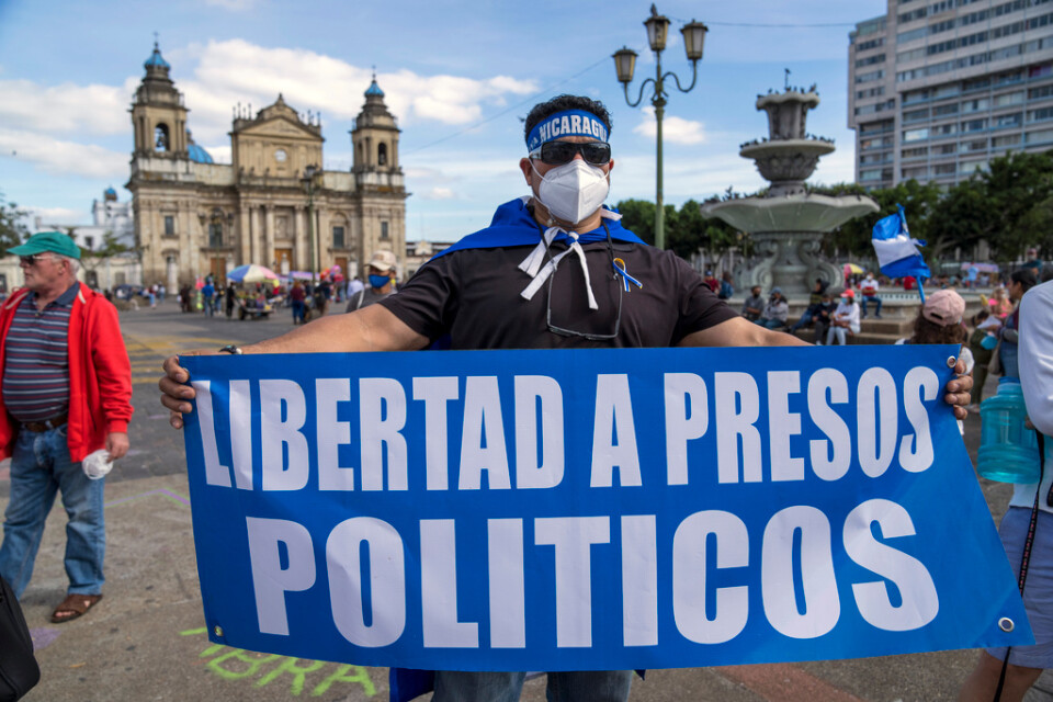 "Frige politiska fångar" står det på en banderoll under en protest mot Nicaraguas president Daniel Ortega i november i fjol. Arkivbild.