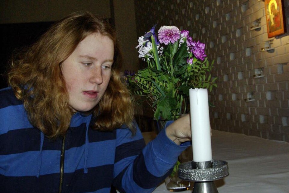 Sara Nyquist, 18 år, ansvarar för ljusen i Lessebo kyrka.