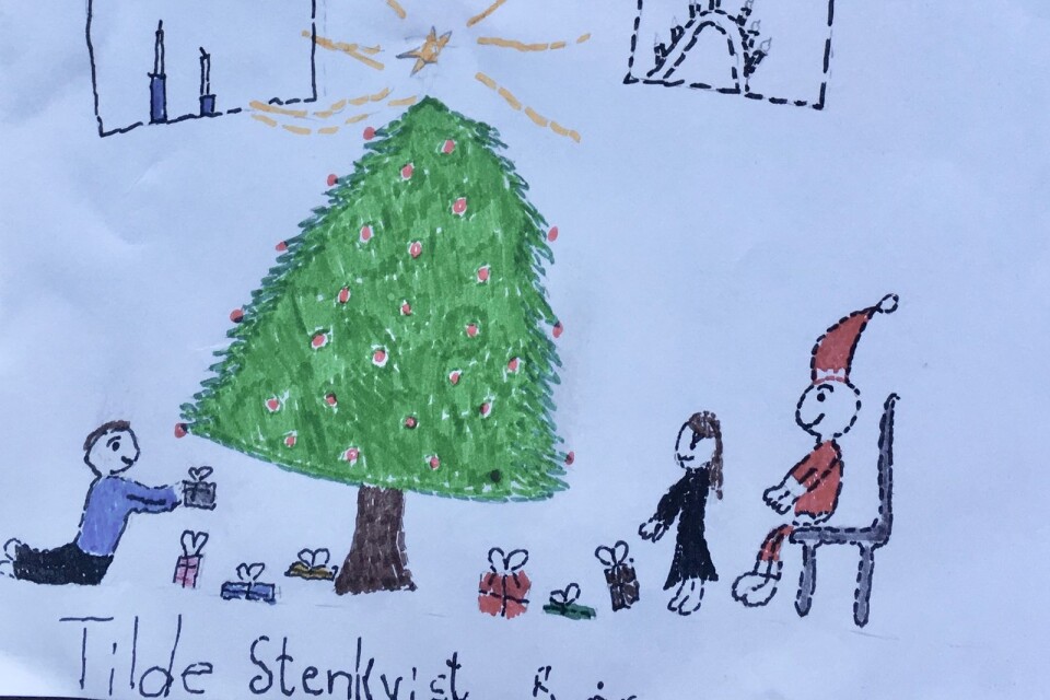 Tilde Stenkvist, 8 år, i Växjö laddar med klappar under granen.