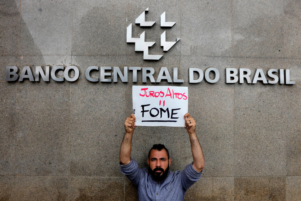 "Hög ränta = hunger". En demonstrant framför Brasiliens centralbank i våras. Arkivbild från i mars 2023.