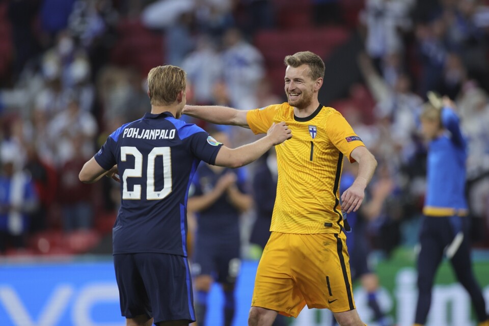 Målskytten Joel Pohjanpalo och straffräddaren Lukas Hradecky efter Finlands 1-0-seger mot Danmark på Parken i Köpenhamn.