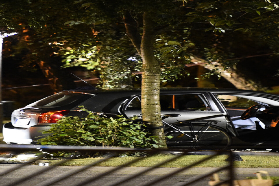 Brottsplatsen i september år 2016: Polisens tekniker undersöker bilen efter skjutningen. Arkivbild.