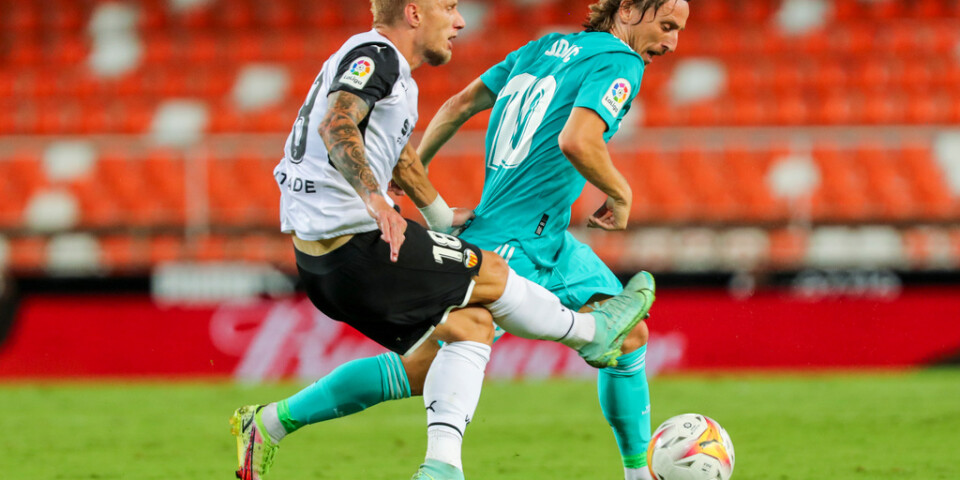 Daniel Wass, här i duell med Real Madrids Luka Modric, byter Valencia mot Atlético Madrid i Spanien. Arkivbild.