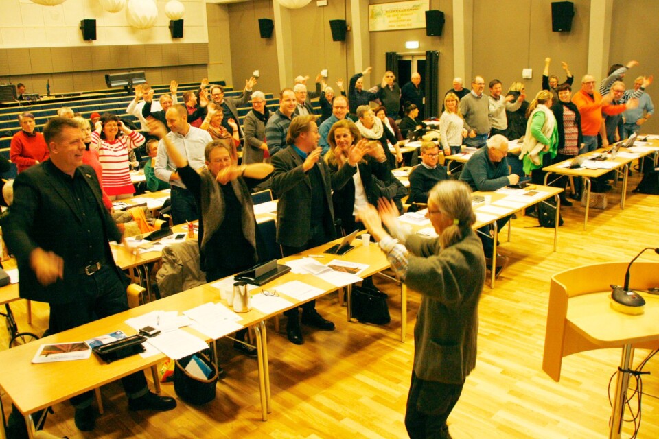 Kommunfullmäktige innebär inte bara stillasittande. På bilden från 2016 dansar ledamöterna i Mörbylånga regndans. Alla åldrar kan vara med...