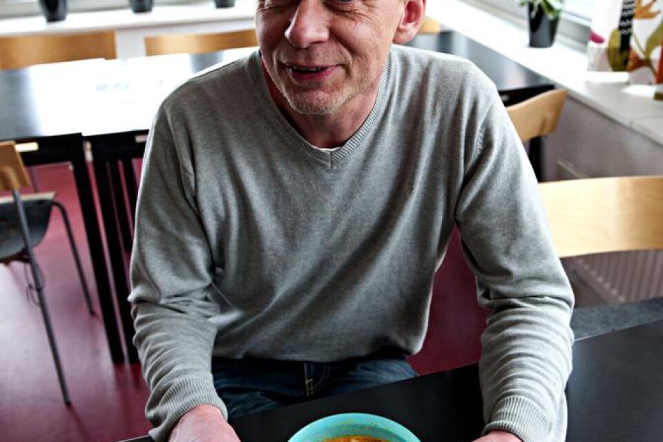 Soppa går bra att värma i mikron. Systemadministratör Anders Olofsson har med sig soppa gjord på köttfärs och potatis.