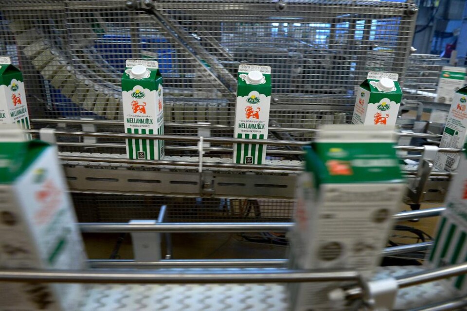 Överskott på mjölk pressar mejerikoncernen Arla till att lansera ett nytt sparpaket. Omkring 130 anställda berörs i en första fas, men det kan bli fler, när kostnaderna på två år ska dras ned med 100 miljoner kronor. - Detta är en relativt stor besparin