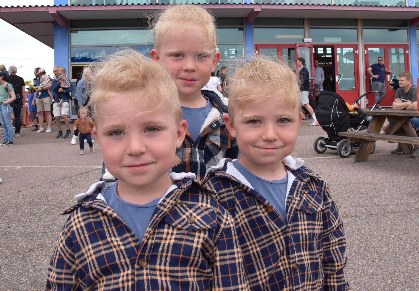 River Fredriksen, 5 år, tillsammans med tvillingarna Julius och James, 3 år.
