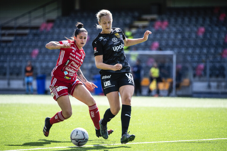 Piteås Fernanda Da Silva och Umeås Sanna Kullberg under lördagens derbypremiär i Umeå.