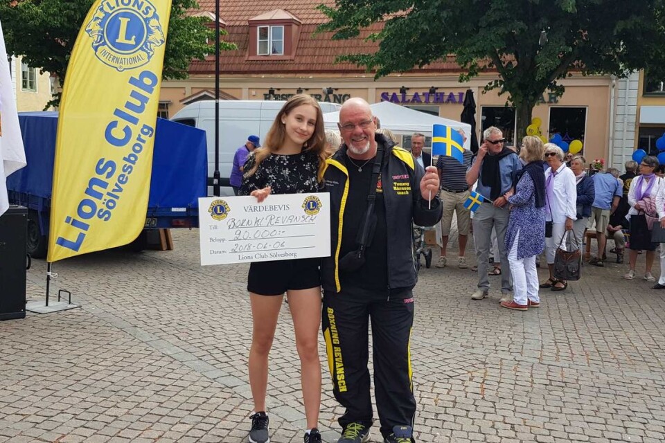 En av de föreningar som fick ta emot stipendier var BK Revansch. På bilden boxartalangen Emma Olsson och klubbens ordförande Tommy Månsson.