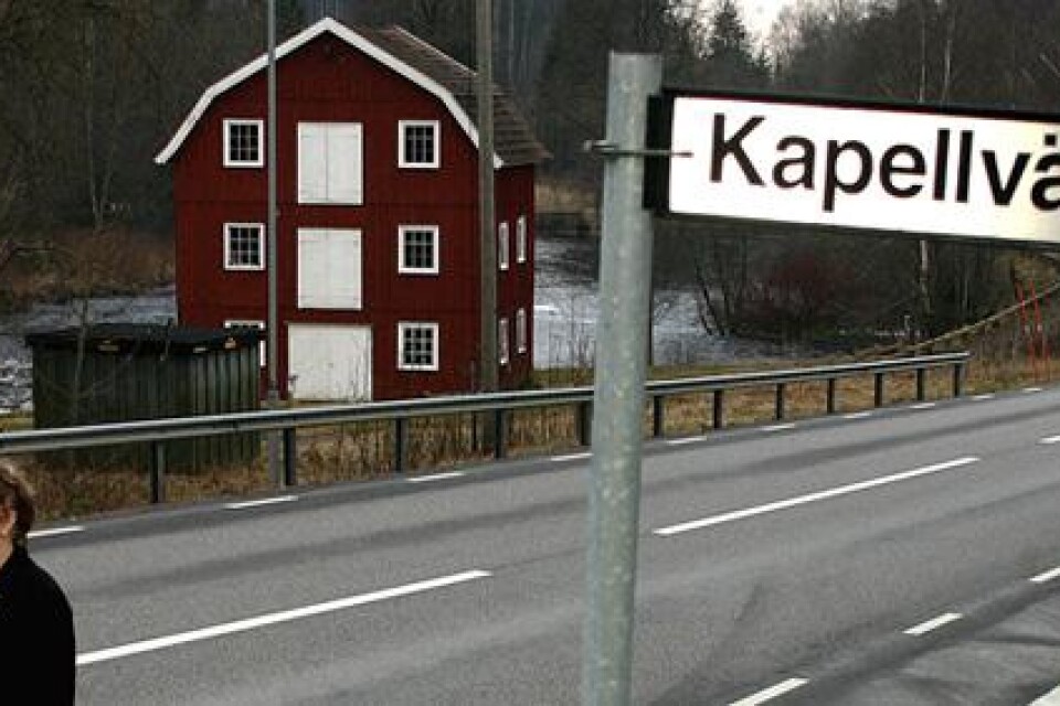 Eivor Kulneff och Gun-Britt Rydén kräver 50 kilometer i timmen genom Strömsfors. Idag kör bilarna alldeles för fort och det är ofta nära att smälla i korsningen 156:an/Kapellvägen.