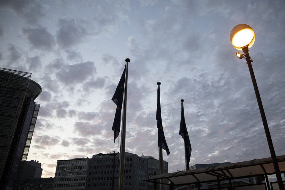 EU-flaggor slokar i gryningen i Bryssel när EU:s stats- och regeringschefer suttit hela natten men ändå inte enats om vem som ska få vilket toppjobb.