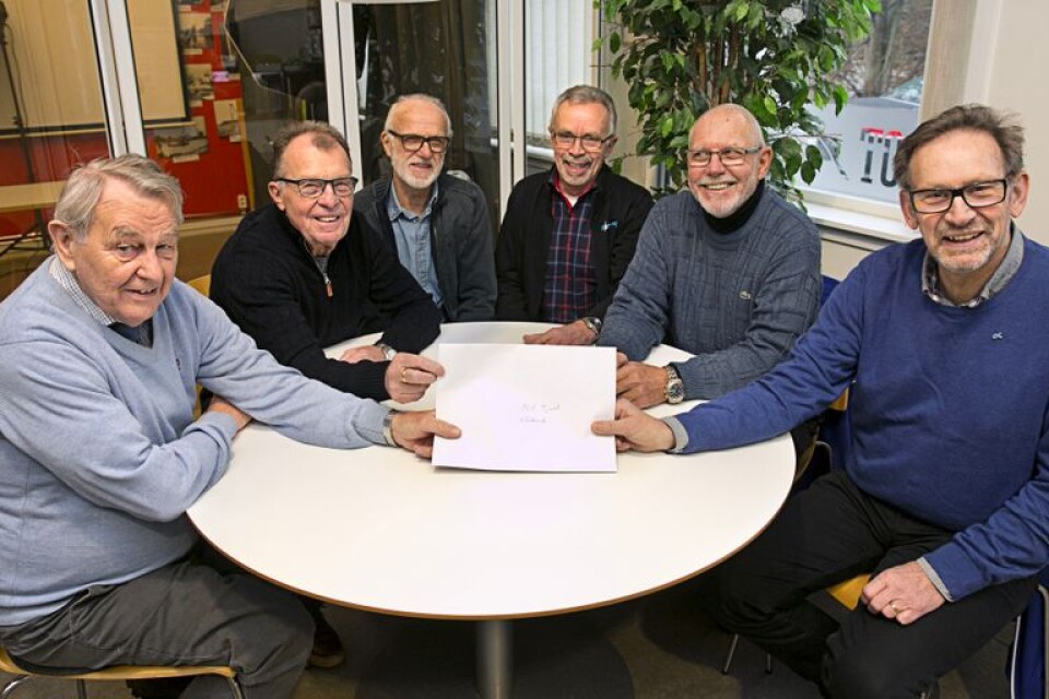 WM ger julgåva till PCF Tjust Västervik. Från vänster: Göran Svensson, Ingvar Persson, Sam Gustafsson, Gunnar Brage, Jan-Erik Essenholm, Rolf Rosander.
