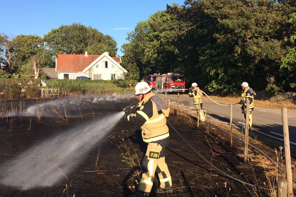 Räddningstjänsten lyckades få stopp på branden i Smedby just innan ett boningshus. Foto: Staffan Arvegård/N