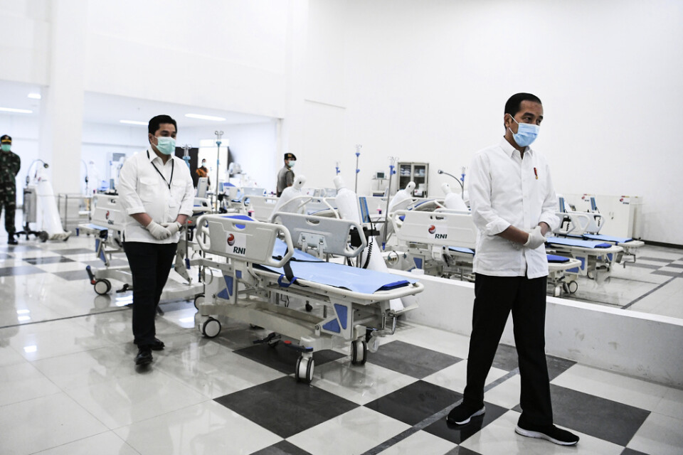 Indonesiens president Joko Widodo, till höger i bild, vid ett besök på ett annat sjukhus förra veckan. Arkivbild.