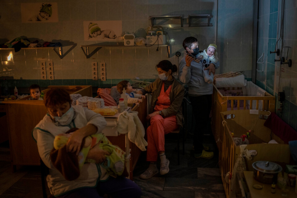 Personal tar hand om föräldralösa spädbarn på ett sjukhus med instabil elförsörjning i Cherson. Bilden är tagen den 22 november.