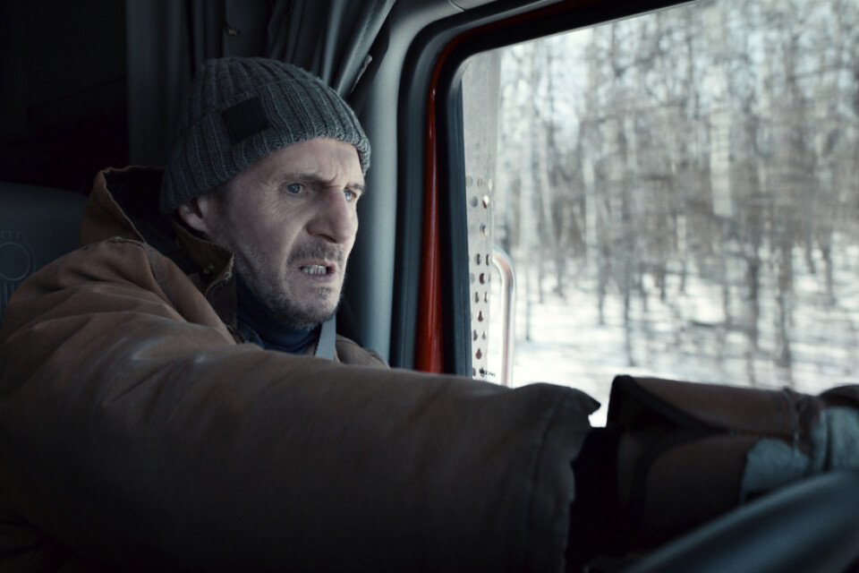 Liam Neeson måste köra en långtradare över en farlig sträcka isväg i "The ice road." Pressbild.