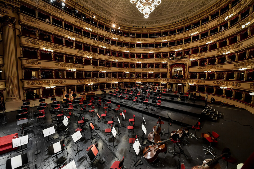 Publiken är hänvisad till balkongerna när La Scala i Milano öppnar igen efter sex månaders pandemistängt.