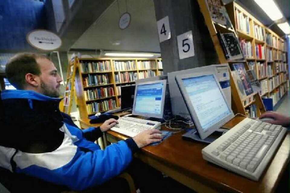 Biblioteken. På stadsbiblioteket har man flest datorer. De är gratis men måste bokas i förväg.