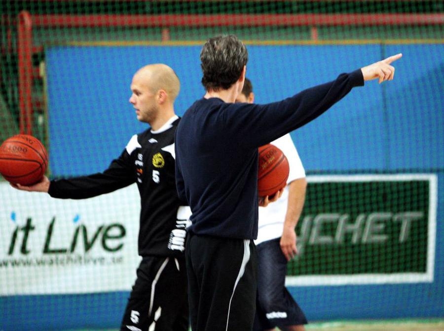 Martin Andersson med basketbollen i högsta hugg. I förgrunden syns Pat Ryan, coach i Borås Basket.