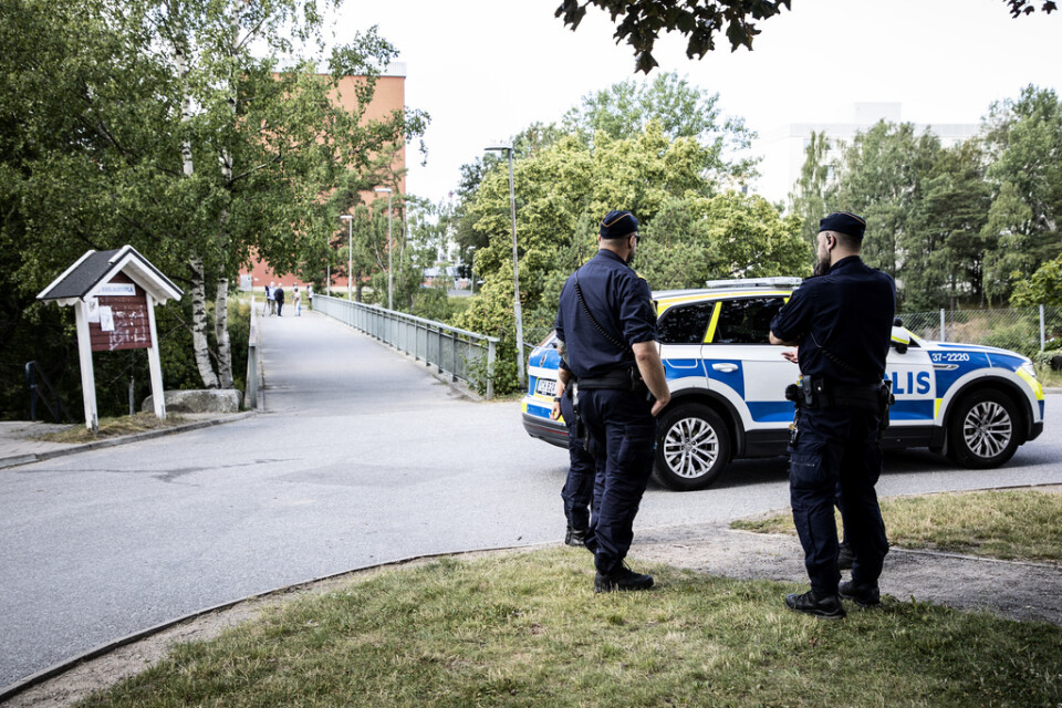 Poliser på plats i Visättra, Flemingsberg, där skottlossning skedde i juli förra året. Arkivbild.